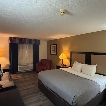 Quality Inn & Suites Woodstock Near Lake Geneva Exterior photo