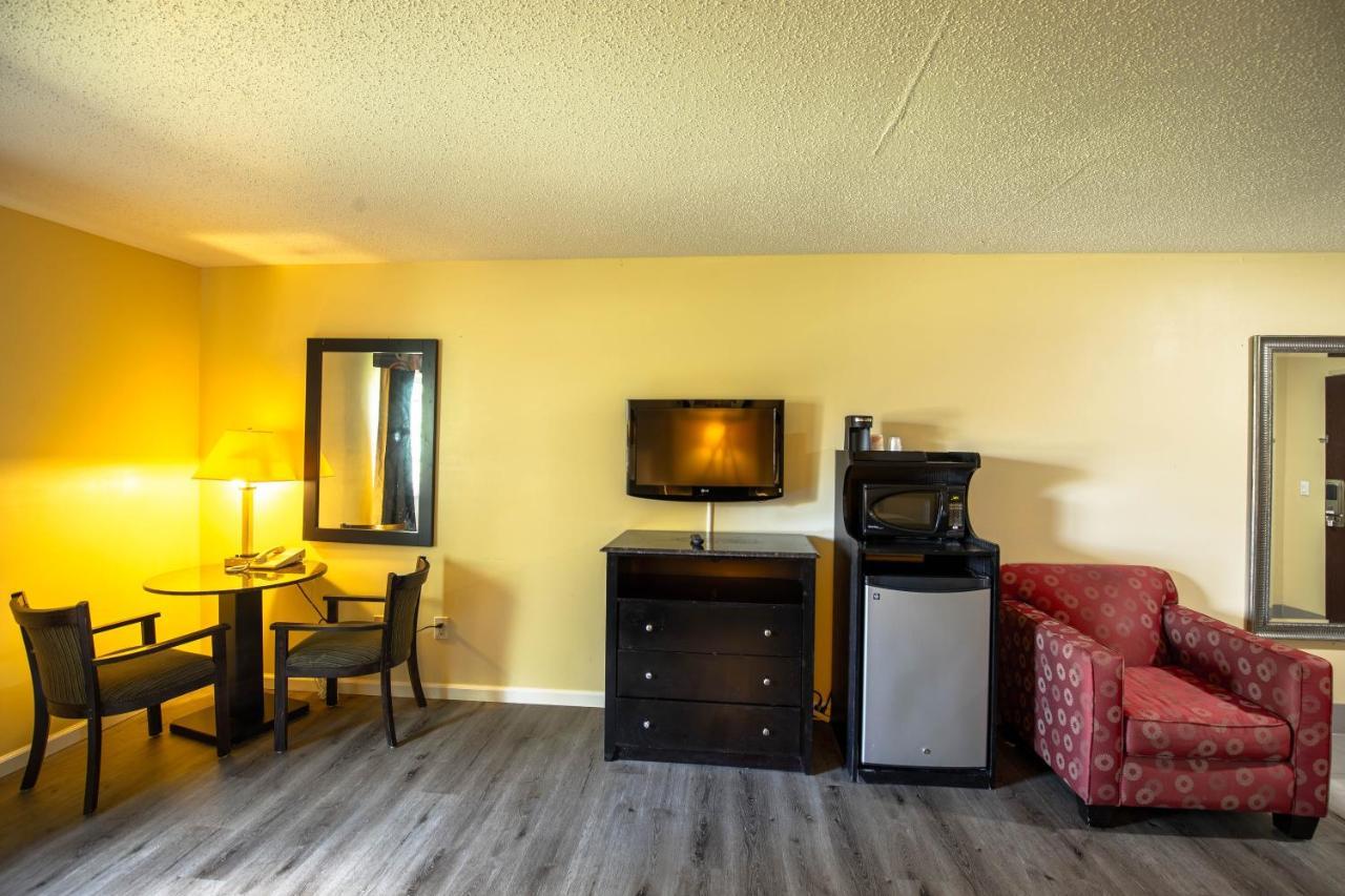 Quality Inn & Suites Woodstock Near Lake Geneva Exterior photo