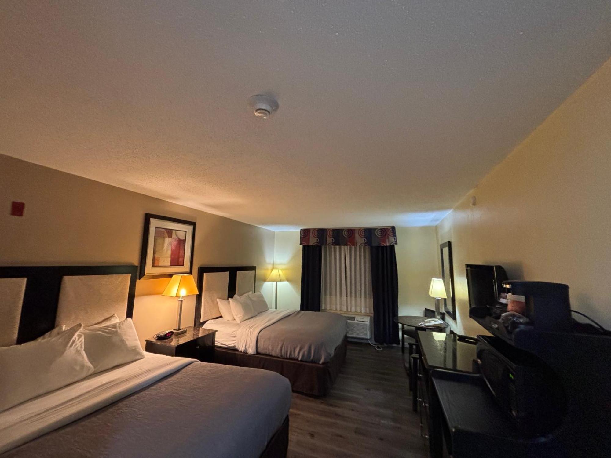 Quality Inn & Suites Woodstock Near Lake Geneva Exterior photo