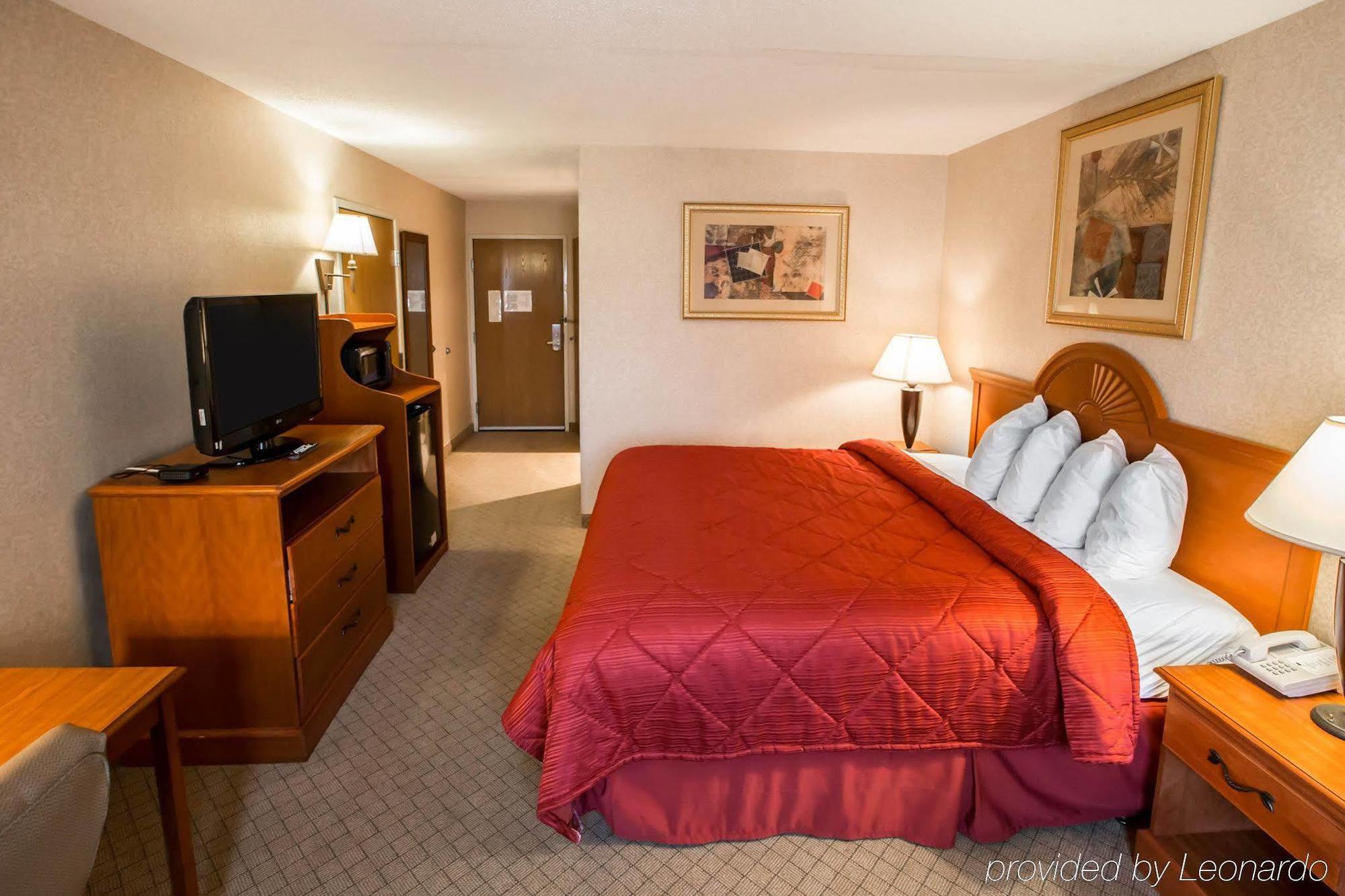 Quality Inn & Suites Woodstock Near Lake Geneva Exterior photo